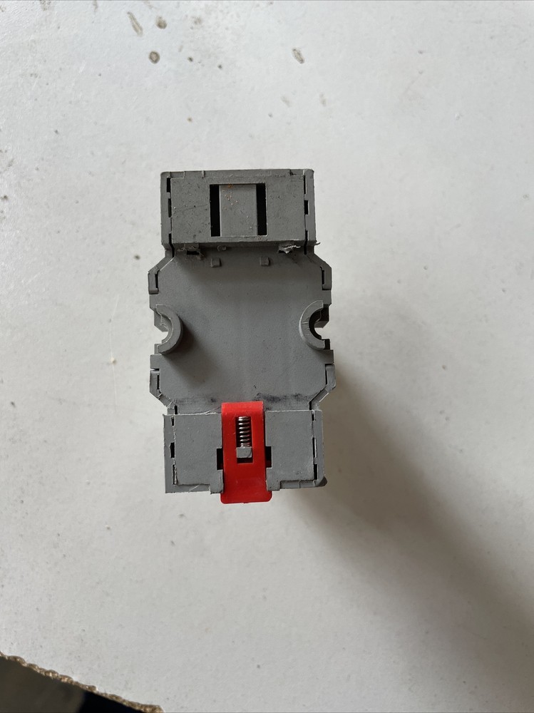 1) Square D 8501NR43 SER B 10A-300V Relay And Socket Base