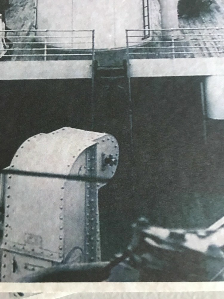 RMS Titanic Stern view - Rare image shows docking bridge & third class passenger