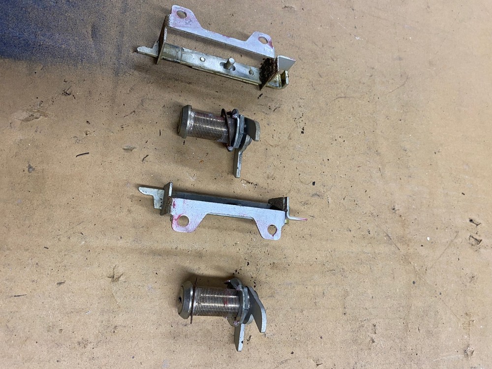 WURLITZER MODEL 1800 JUKEBOX ORIGINAL CABINET LOCKS WITH LATCHES