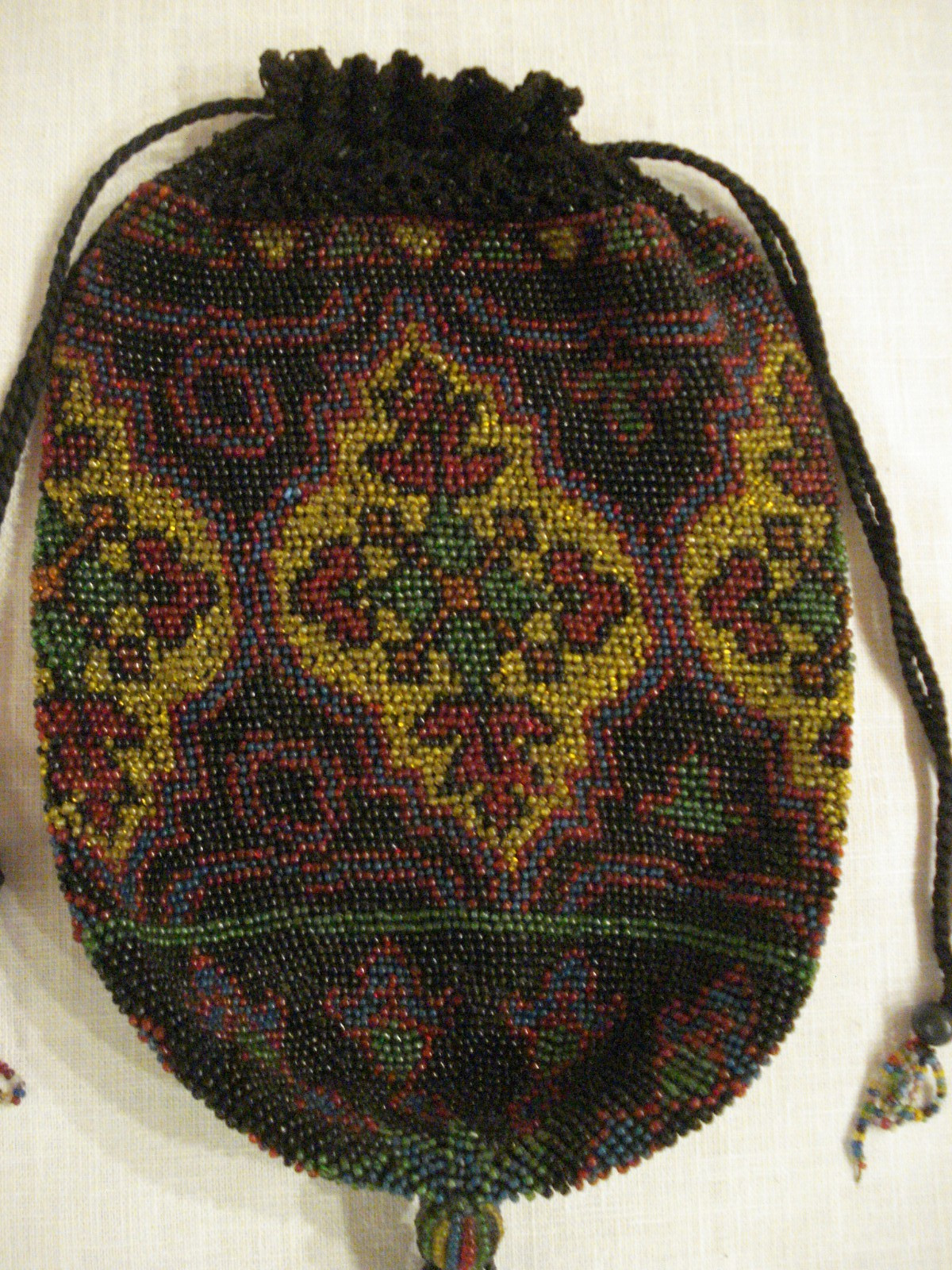VTG ANTIQUE MULTICOLOR GLASS BEADED FLORAL CREST & CROCHET DRAWSTRING POUCH BAG