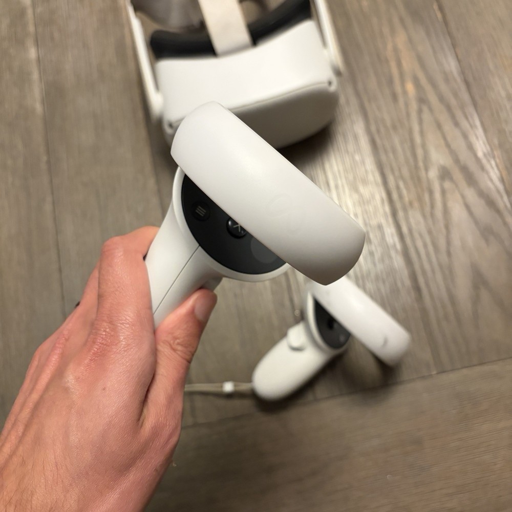 Meta / Oculus Quest 2 256gb with controllers - Fully Functional Needs Face Pad