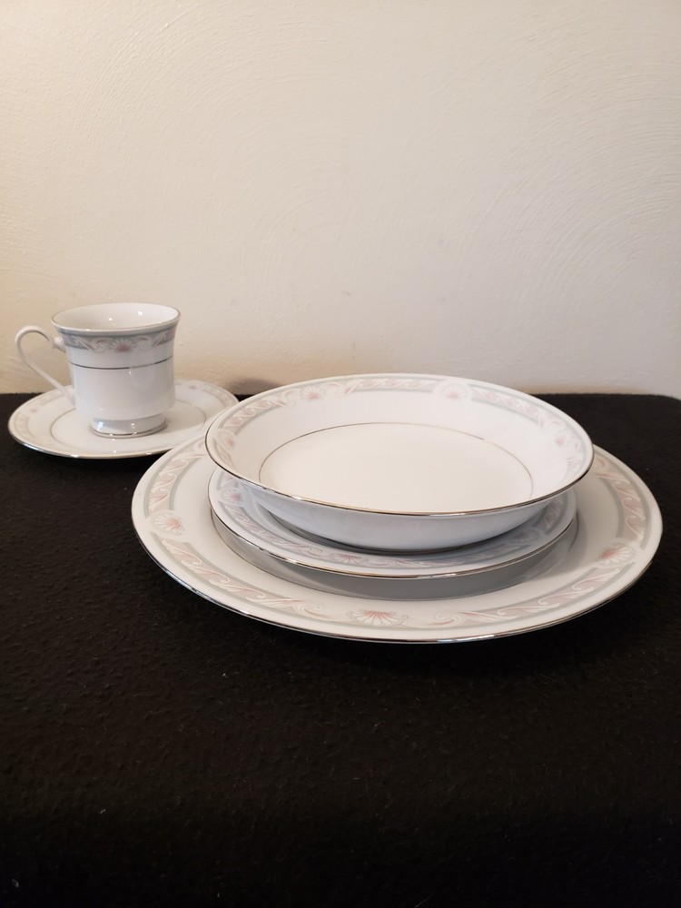 CROWN MING FINE CHINA 5PC. DINNERWARE PLACE SETTING "COQUILLE" PATTERN
