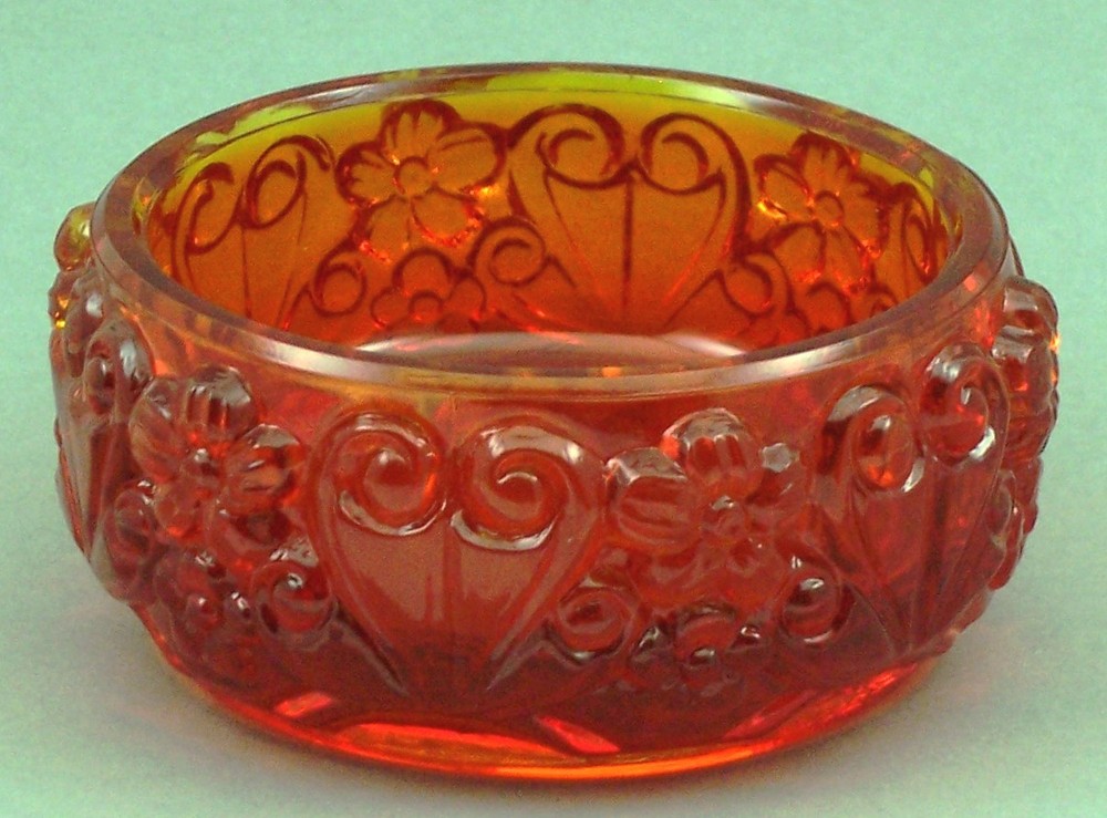 Can, shaped, in red. Flower motif - AE 513