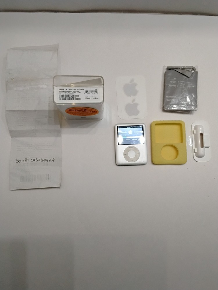 Apple iPod Nano 3rd Generation Silver 4GB MA978LL