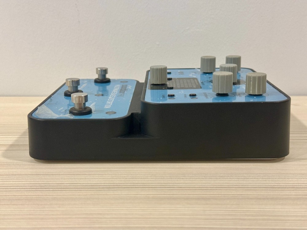 Source Audio multiwave bass distortion Very new condition, hardly used.