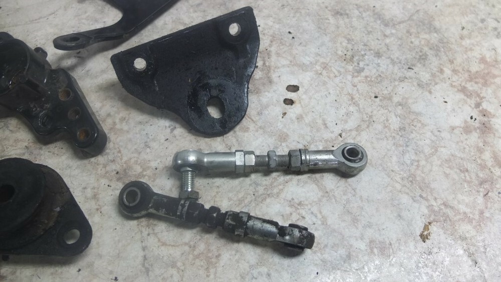08 Harley Davidson FLHX Street Glide Engine Motor Mounts Brackets
