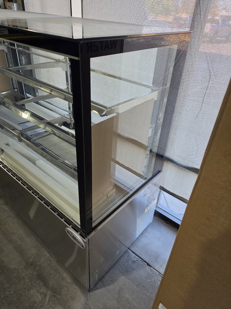Koolmore RBD30C 71" Refrigerated Bakery Display Case