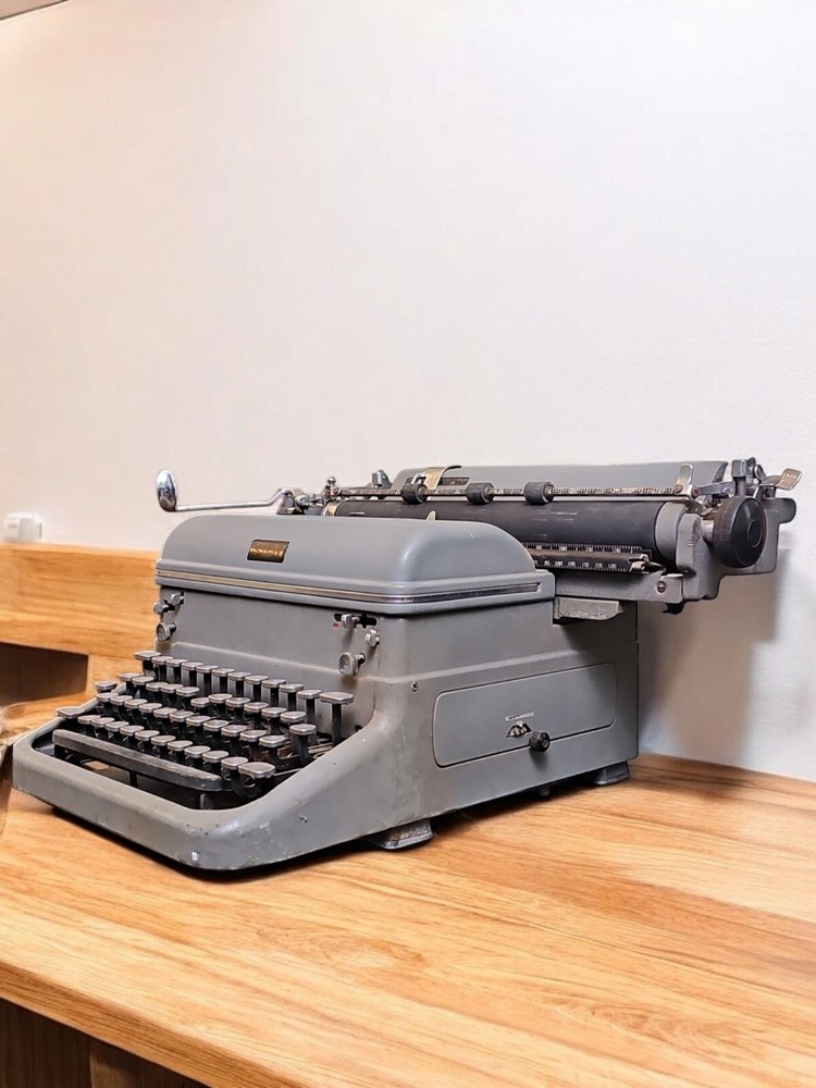 Royal Standard Desktop typewriter