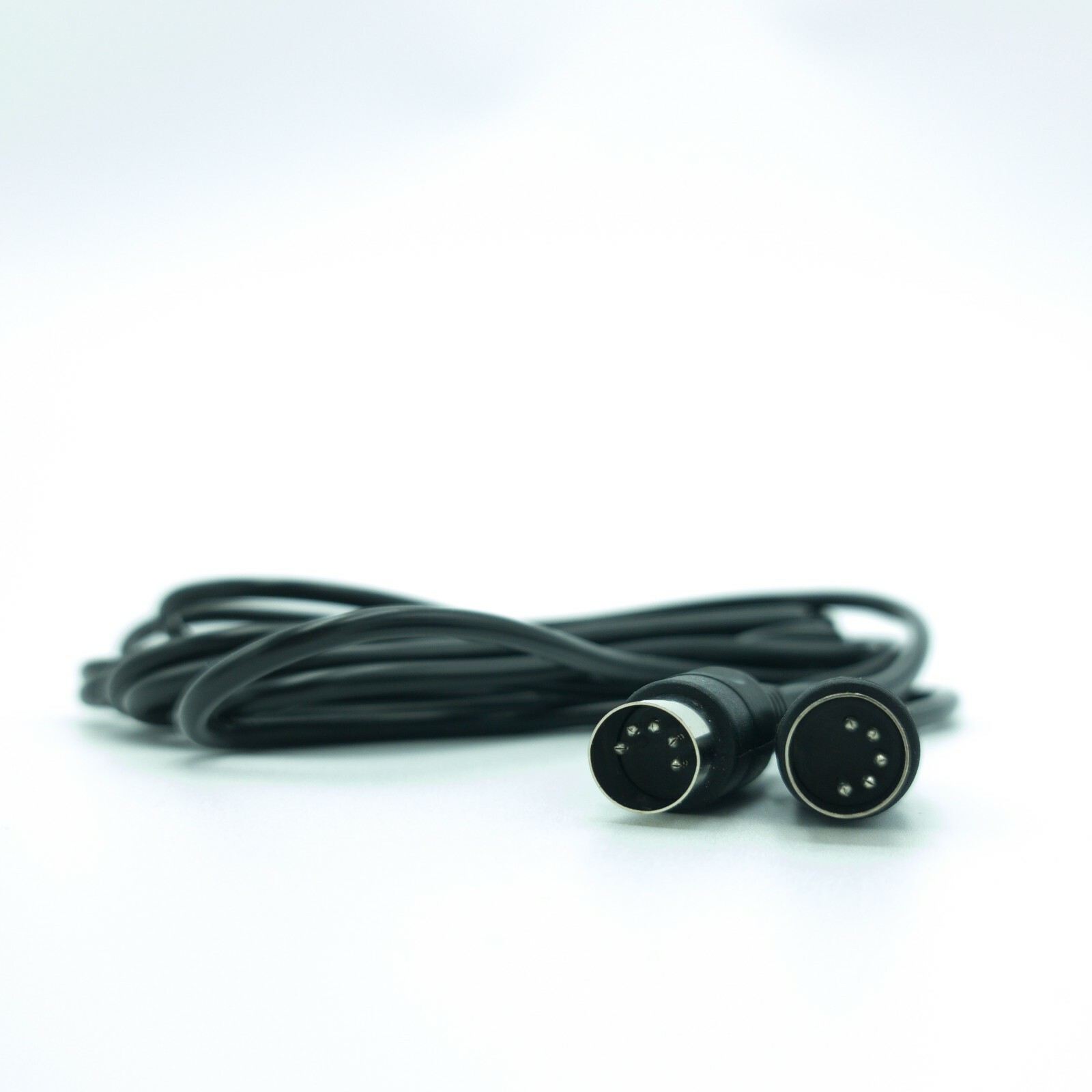 VARA 4, 8, 12ft 5-Pin DIN to 5-Pin DIN MIDI Cable - Black & White