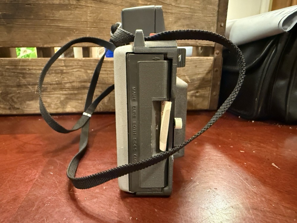 Polaroid Automatic 210 Land Camera Untested