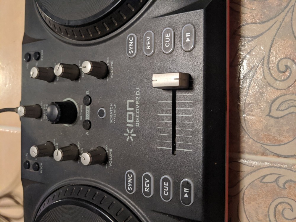Ion Discover DJ Computer DJ System Dual Turntable USB Controller Scratch MP3s