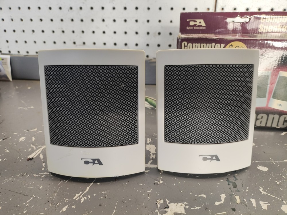 Cyber Acoustics CA-2.2 Computer Speakers Pair Magnetically Shielded Beige Used