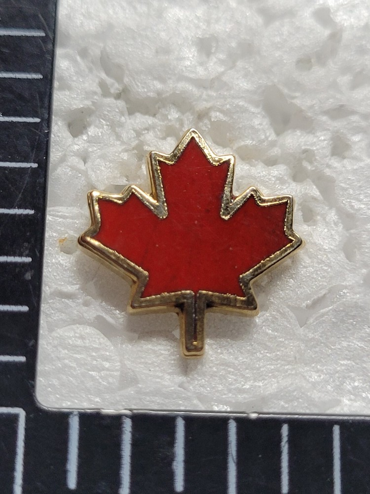MAPLE LEAF HAT LAPEL PIN PIN BACK USED (O1536)