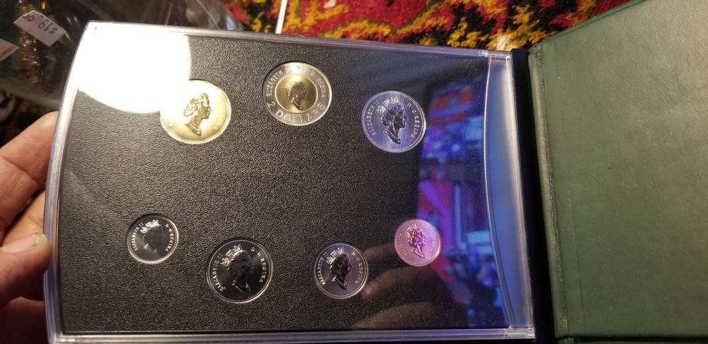 Canada 2000 Specimen Set With Bear & Cub Knowledge $2 Coin.