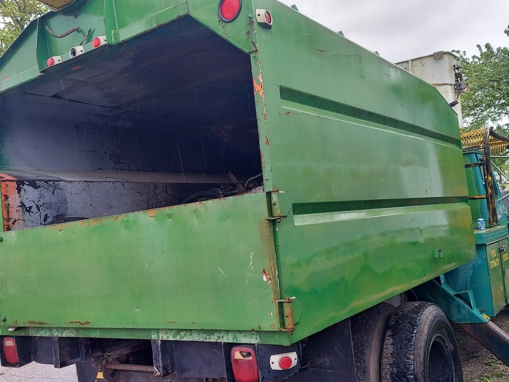 Chipper box with hydrualic dump, can make trailer