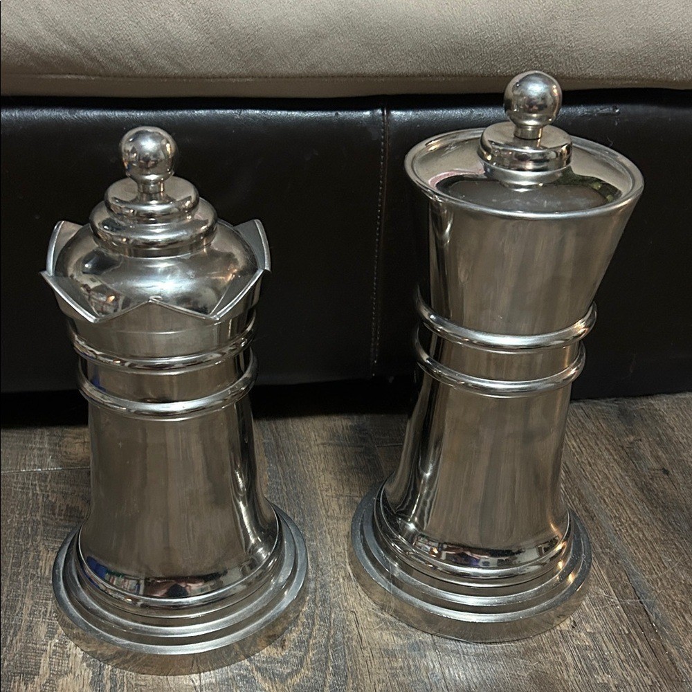 Tommy Bahama metal king and queen chess piece cocktail shaker set Large Game Bar