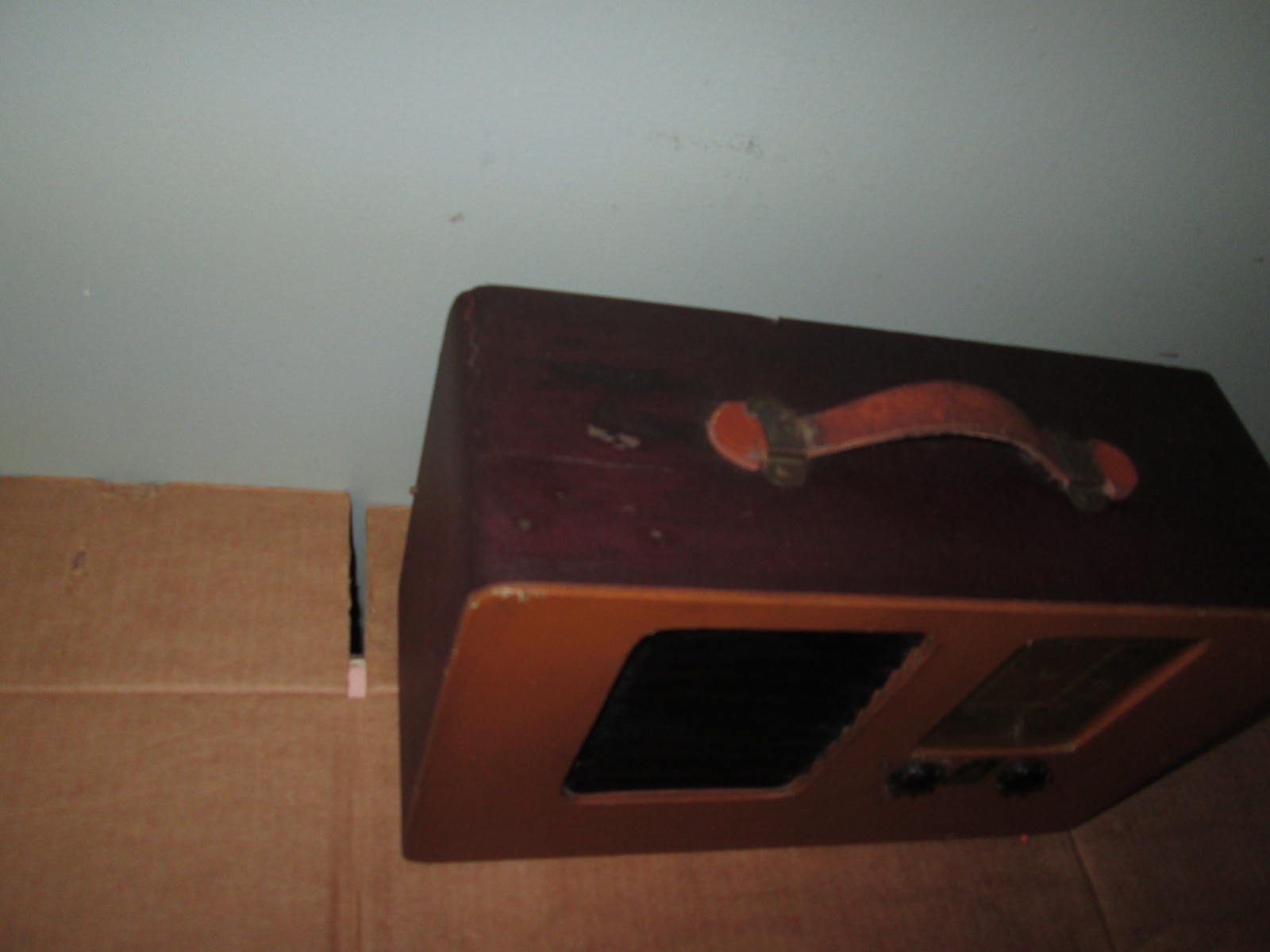 Vintage Emerson Suitcase AM Tube Radio AM Radio 1940's RARE