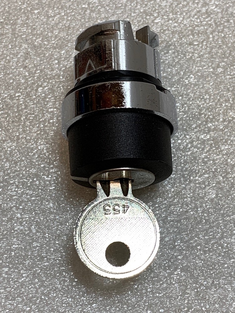 Schneider ZB4 3 Position Key Switch Head Spring Return ZB4BG7 NOS