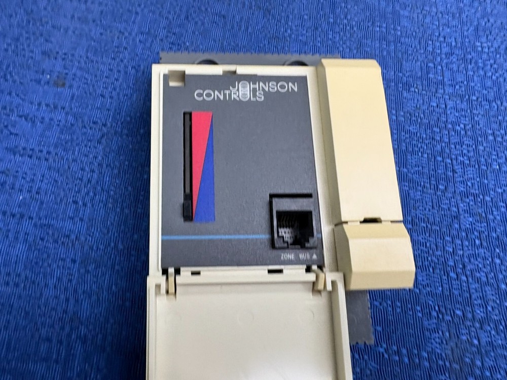 Johnson Controls 24-7705-2R2 / TE-6700 Series Wall-Mount Temperature Controller