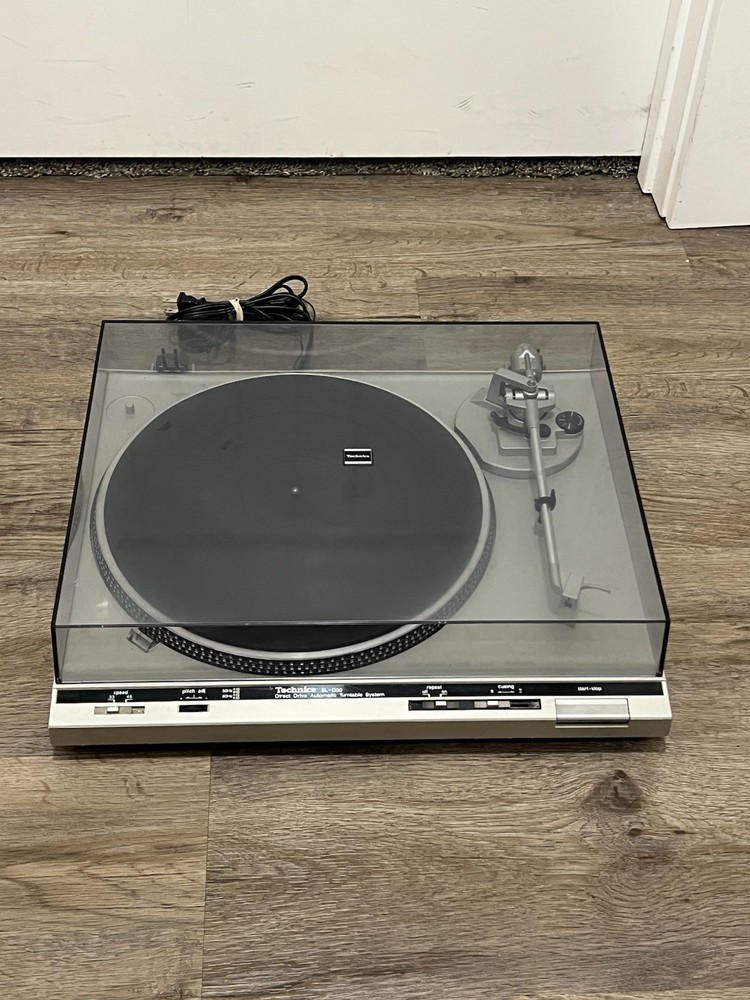 Technics SL-D30 Automatic Direct Drive Automatic Turntable Powers On & Spins