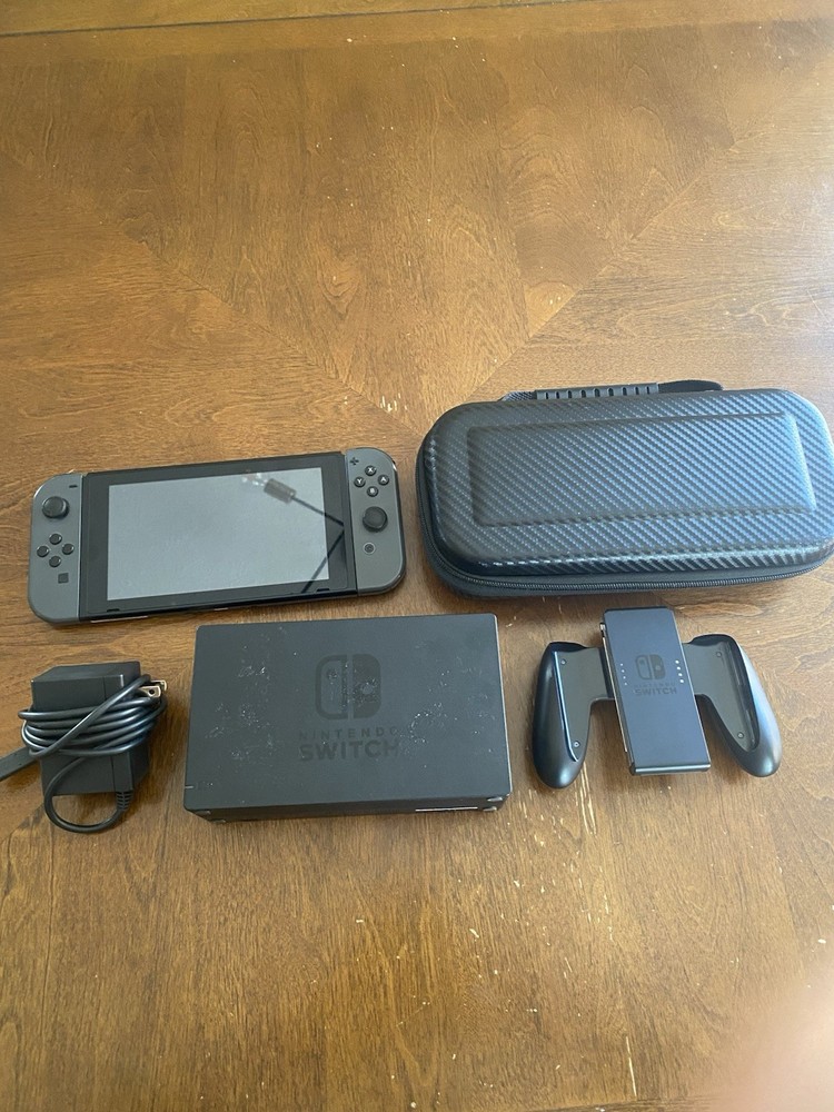 USED Nintendo Switch Gray Bundle + Games