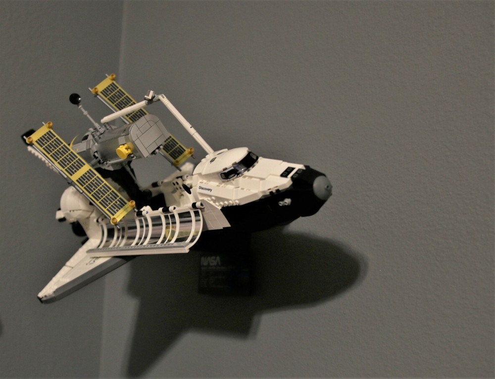 Ultimate Display Solutions wall display for Lego Space Shuttle Discovery 10283
