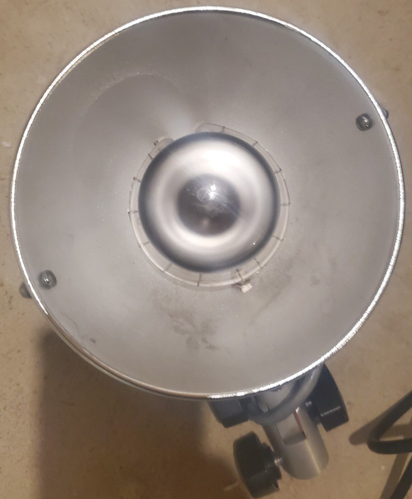 Novatron V240D Studio Lighting Kit (2) Lights in Case USA