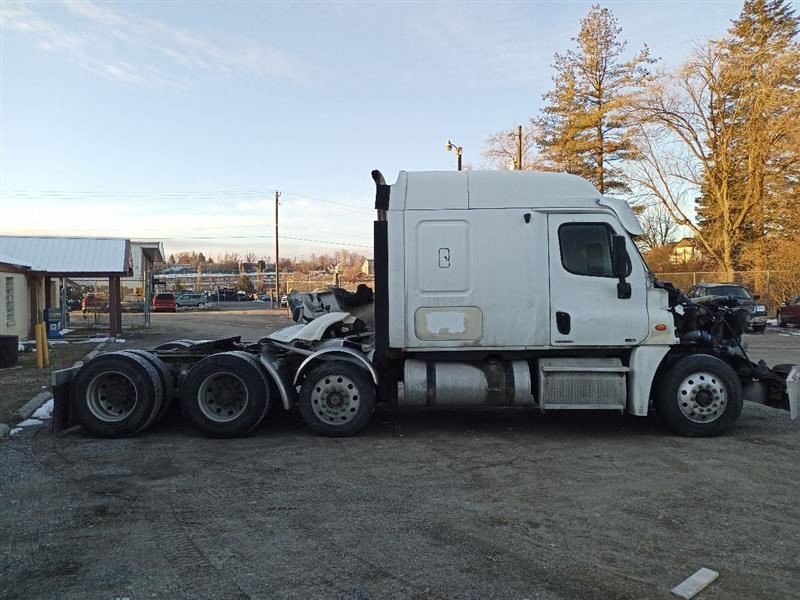 Freightliner Cascadia Left Sleeper Fairing, 8x64 (9591281