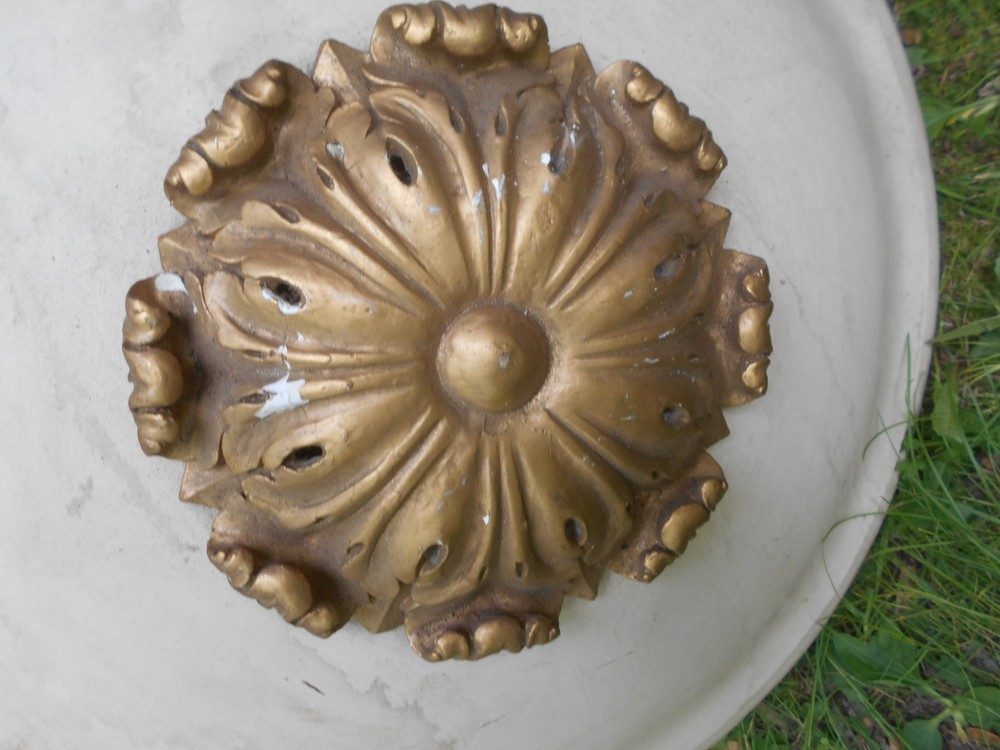 ANTIQUE VICTORIAN HANGING PLASTER CEILING MEDALLION