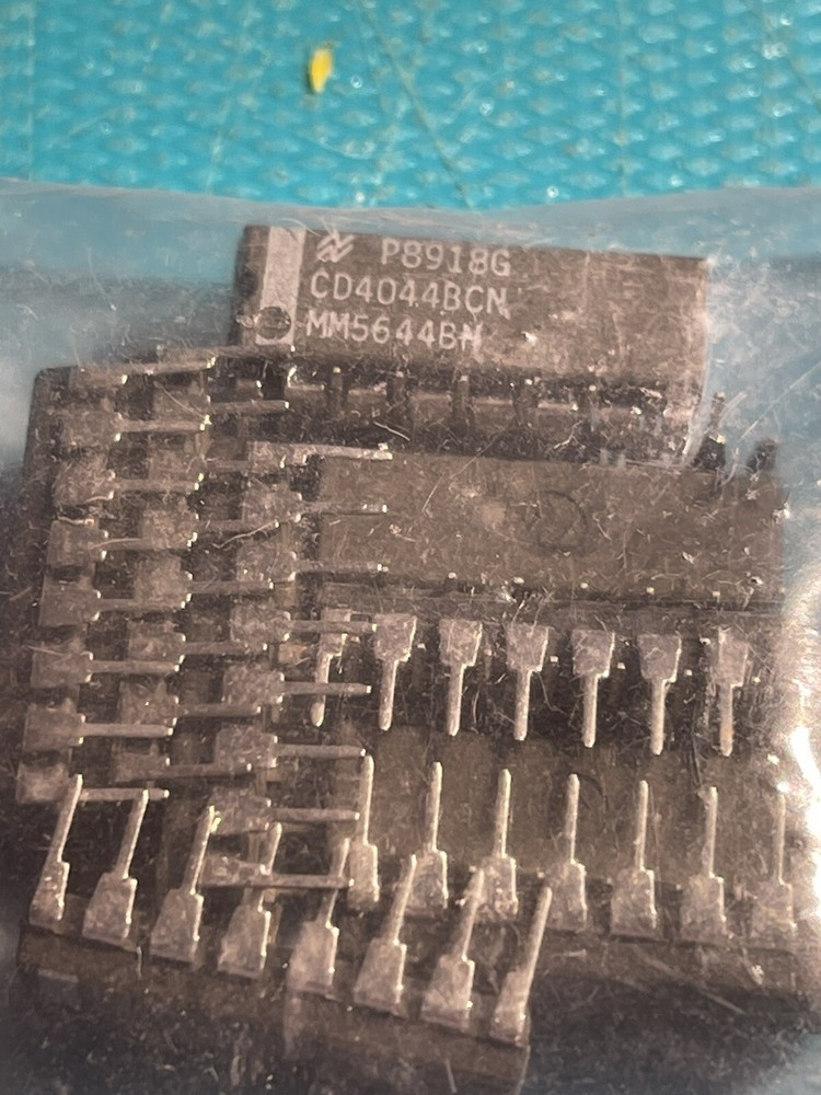 CD4044BCN  IC (8 Pcs) National Semiconductor