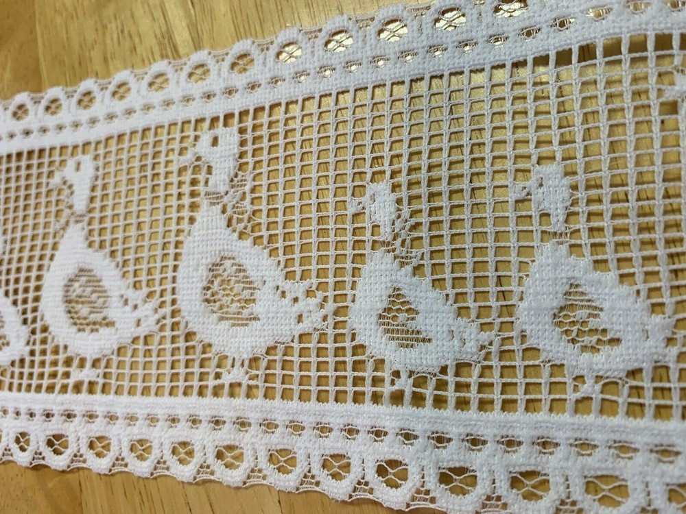 410- White Ducks Lace 3 1/2 inch--1yard