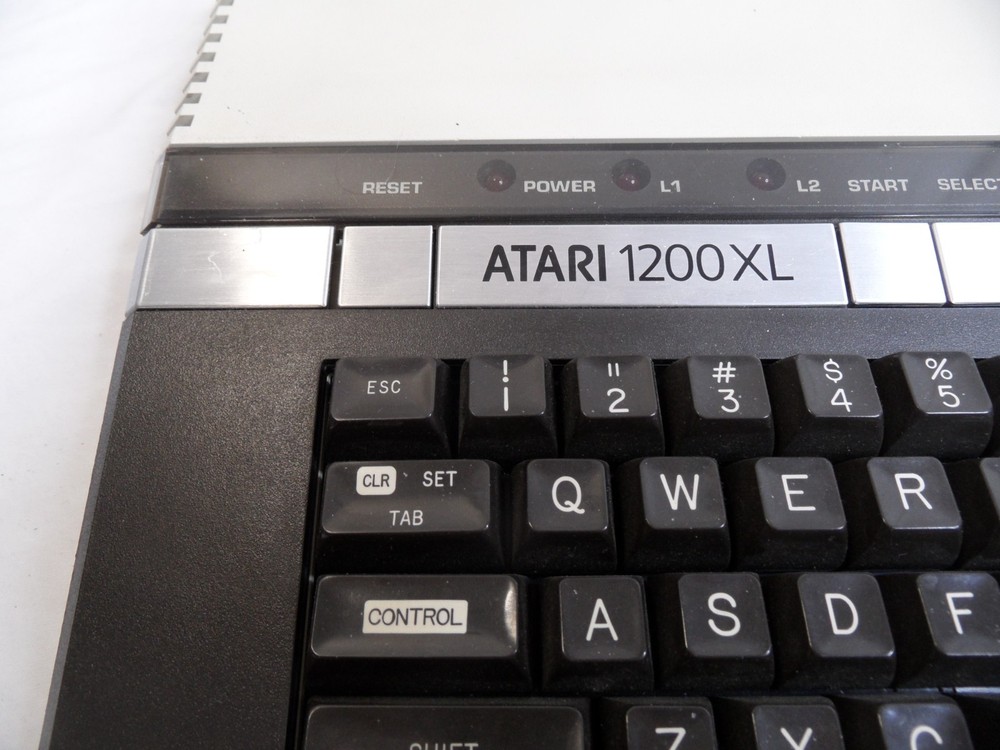 Atari 1200XL Computer Game Console w/ Power & Composit Video cable - Tested