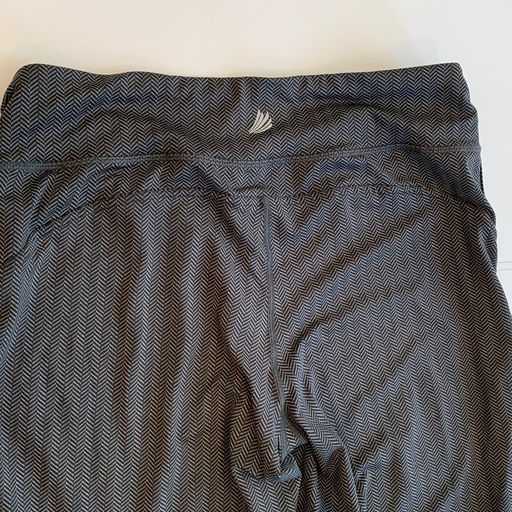 Women’s XL Extra Large Black and Gray Herringbone Print Cropped Leggings