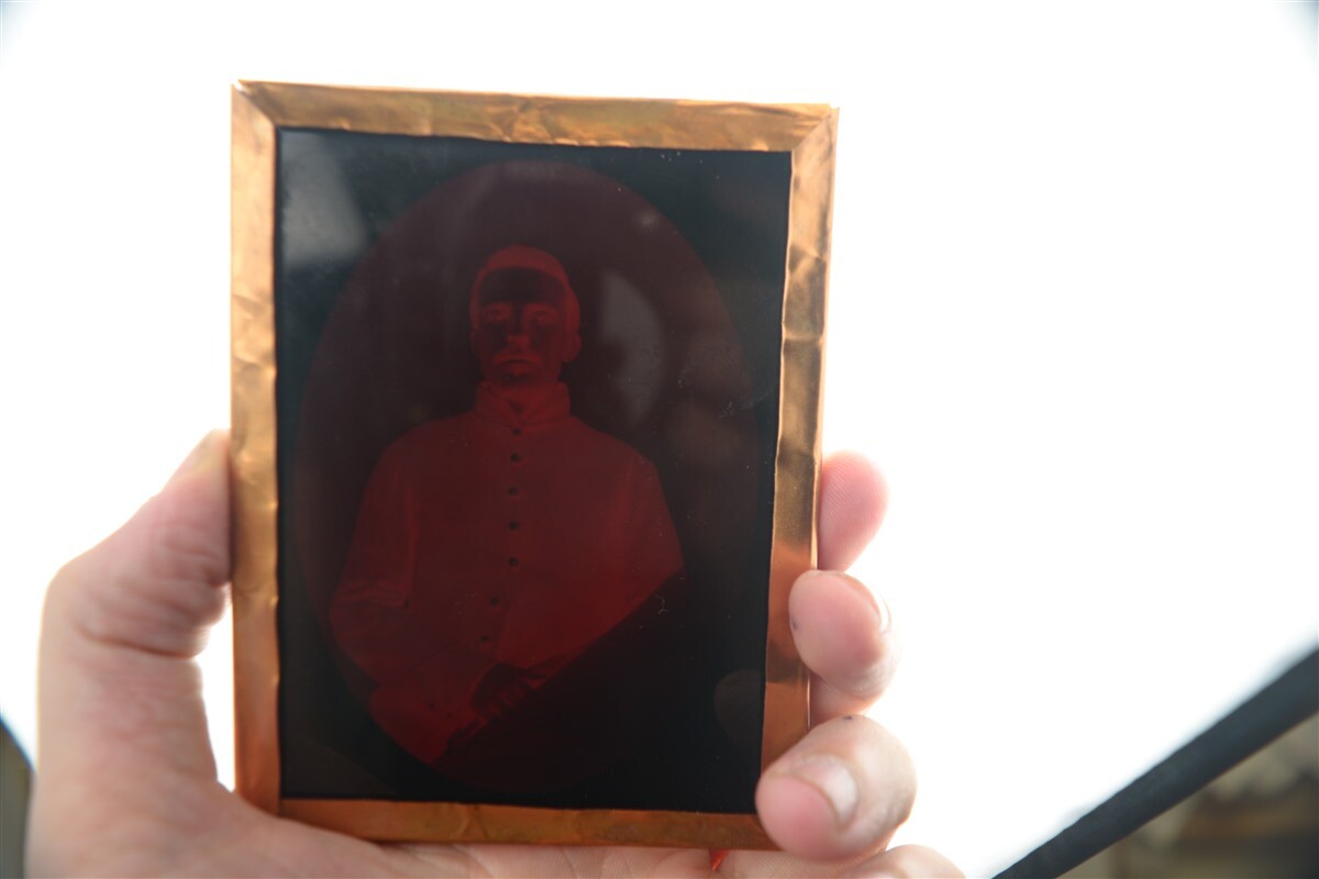 Antique Civil War Photograph Soldier 1/4 Plate Ambrotype Ruby Glass with Brass