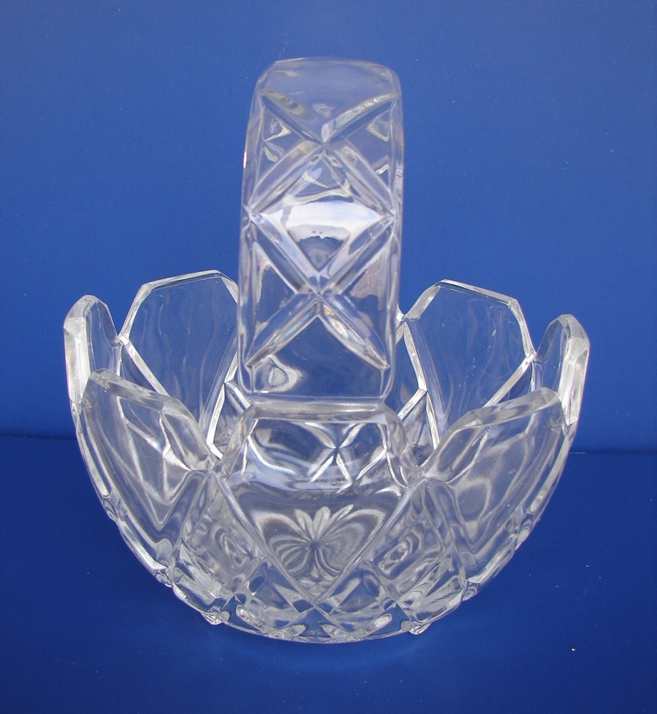 CRYSTAL CLEAR GLASS FOOTED HANDLED BASKET - CRISS CROSS PATTERN