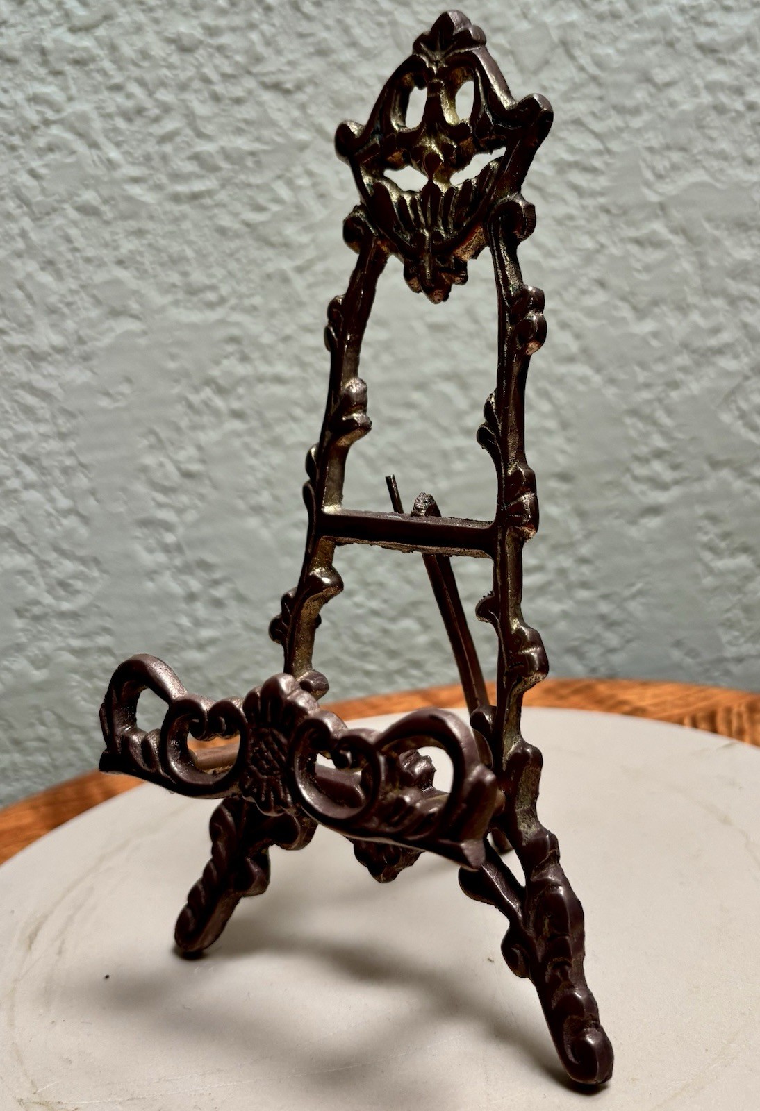 Pre Owned Vintage Small Ornate Elegant Carved Brass Easel Holder Decor