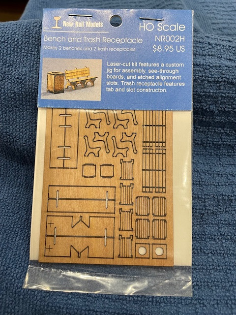 Bench & Trash Receptacle-HO -New Rail Models NR002H