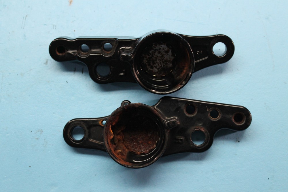 1326 07 HARLEY-DAVIDSON ROAD GLIDE LEFT RIGHT REAR FORK FOOT SUPPORT BRACKETS