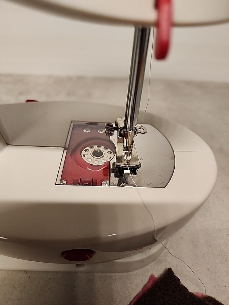 Easy Stitcher Table Top Sewing Machine D2-5001 ms5