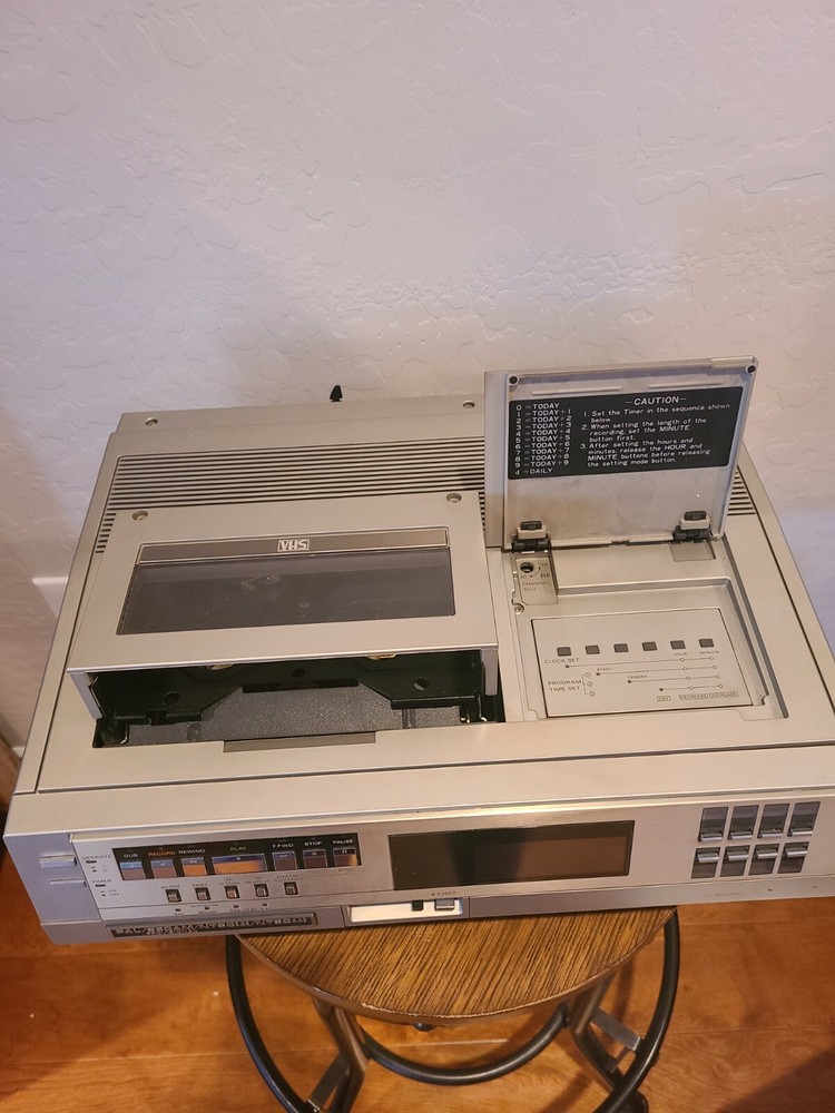 Vintage Hitachi VT-8040EM Multi-System VHS Video Deck Cassette Deck. ( Read )