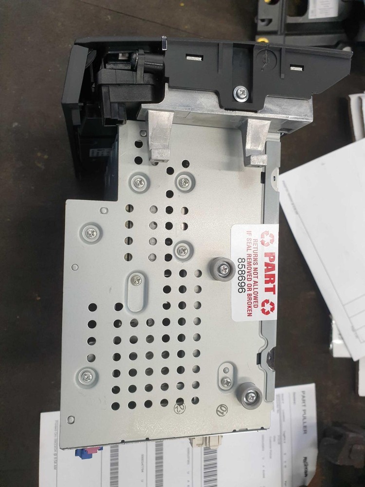 10 MERCEDES E350 Command Head Unit ID# 2129063201