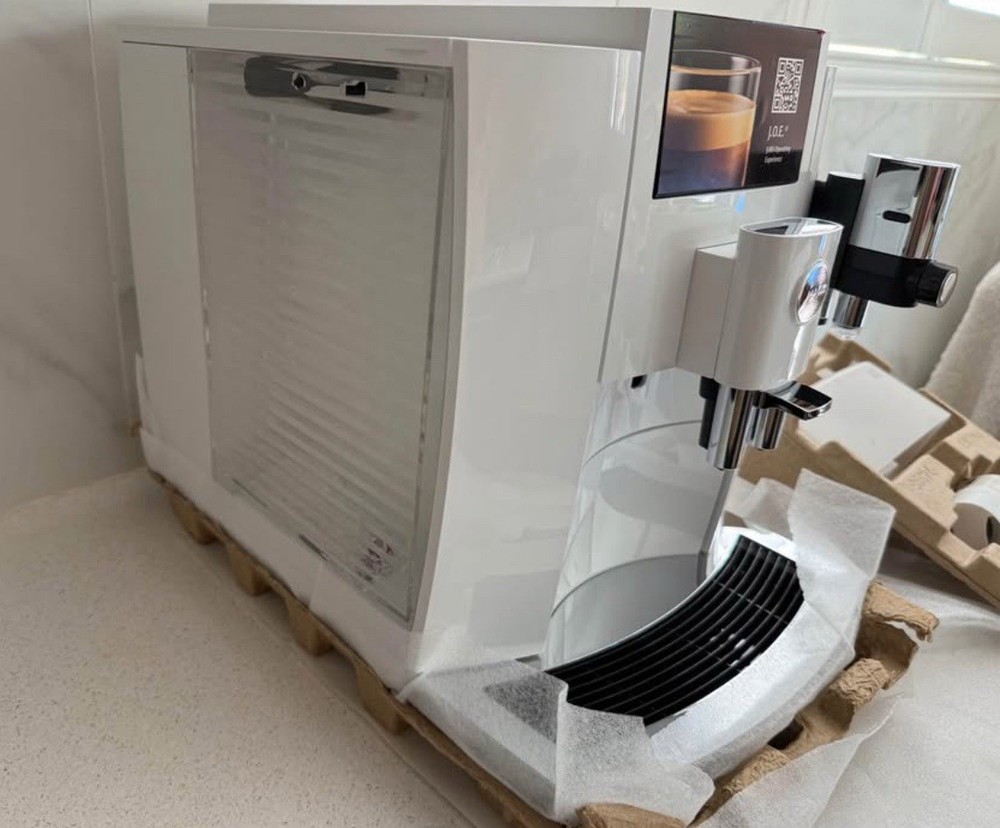 Jura E8 Automatic Coffee Machine Piano White