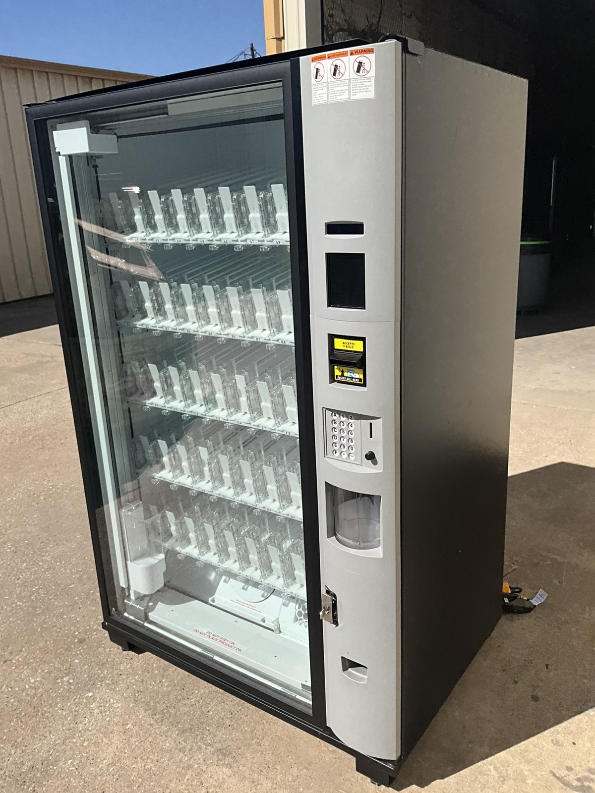 24 Dixie Narco BevMax CPI Glass Front Beverage Vending Machine 5800-4HC crane