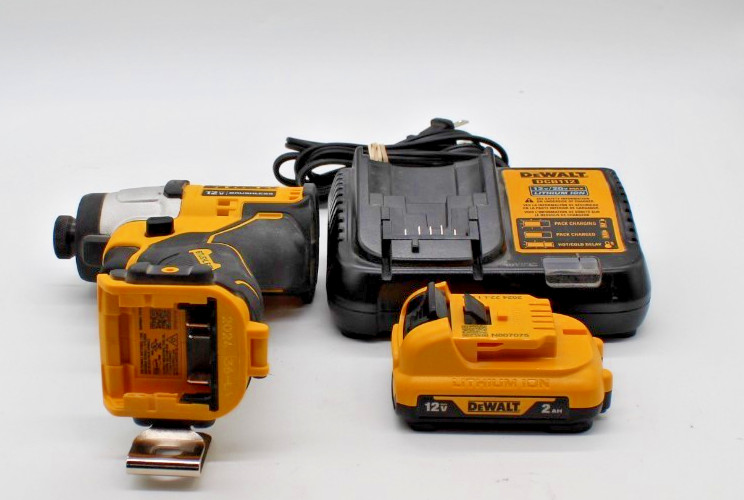 DeWALT DCF815S1 12V MAX 1/4" Variable Speed Cordless Impact Driver Kit (Used)