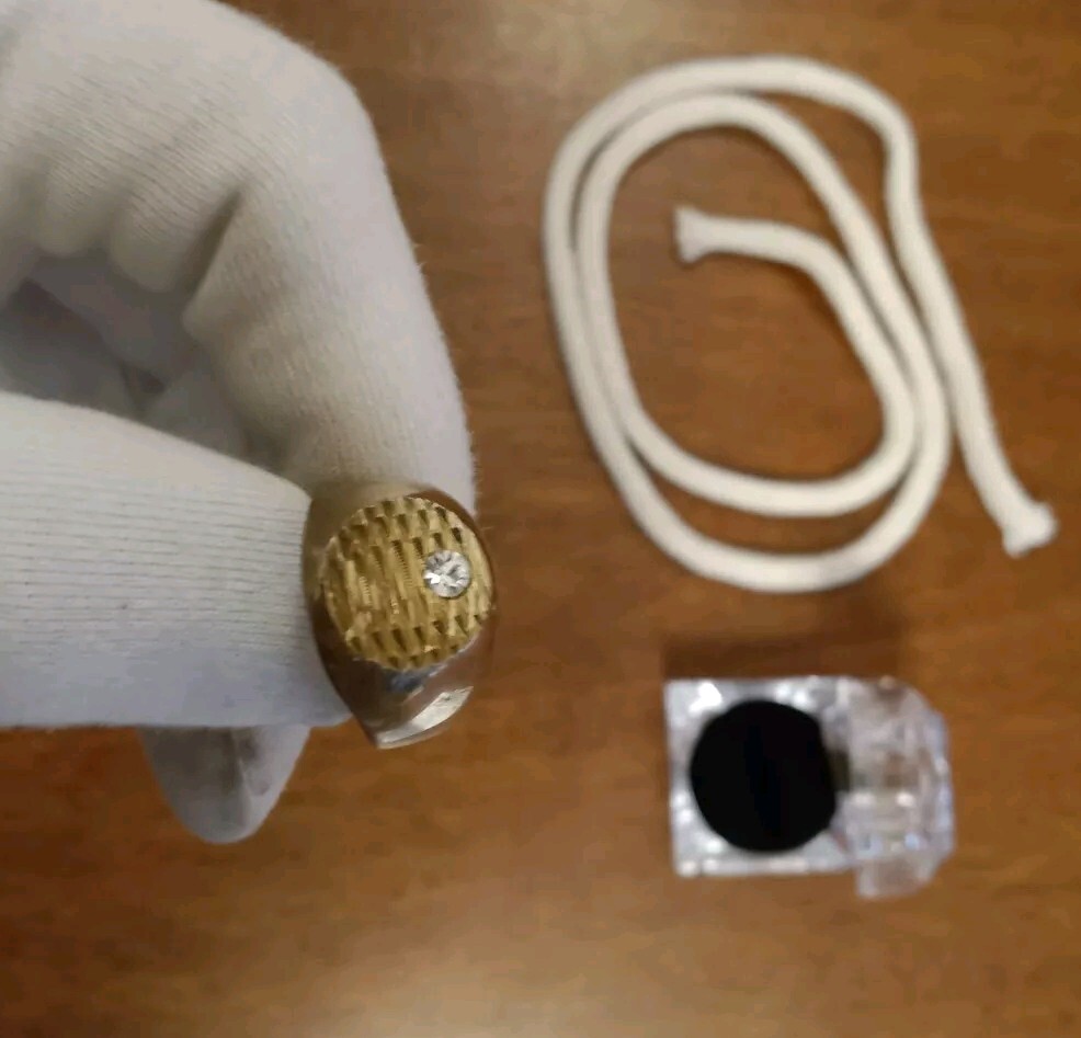 Finger Ring: Rope Penetrates Ring Twice - Close-Up Magic