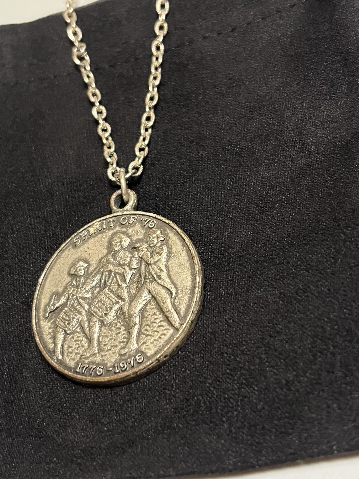 Vintage Bicentennial Spirit of ‘76 Coin Pendant Necklace Great Seal of US