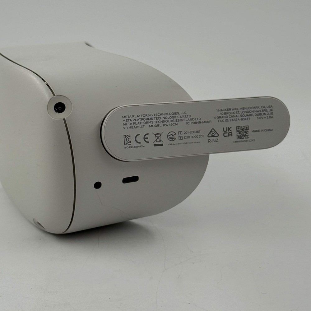 Meta Quest 2 VR Headset White with Cracks on Outer Case - Used C