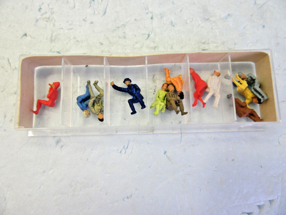 HO - Fleischmann 6470  Sitting People - NIB