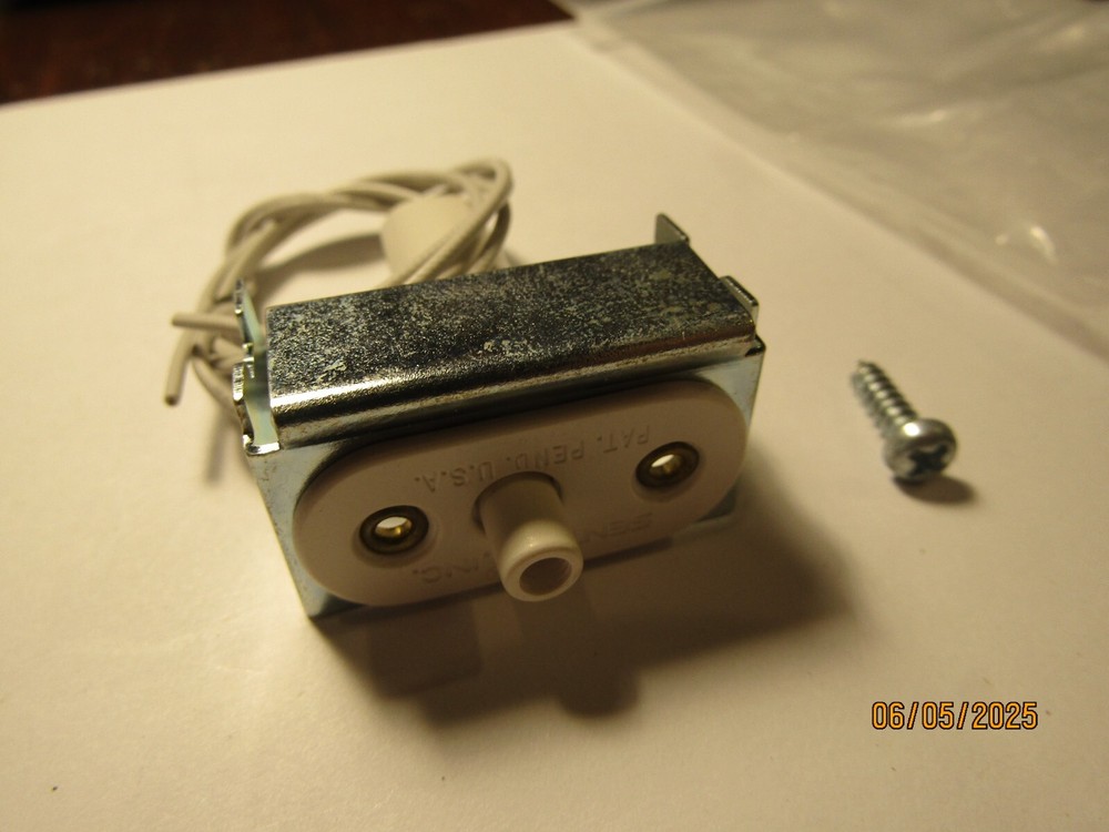 Sentrol 3012 04/4A Alarm Panel Box Door Pushbutton Switch NOS