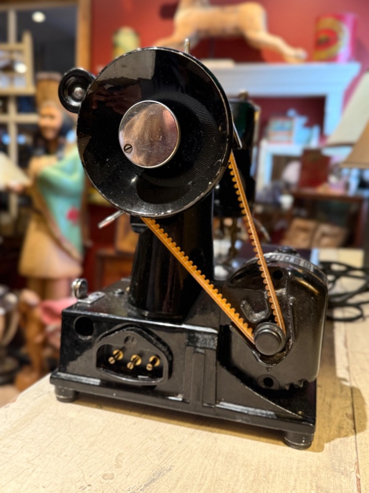 1957 Singer 222K Featherweight Sewing Machine – Excellent Condition